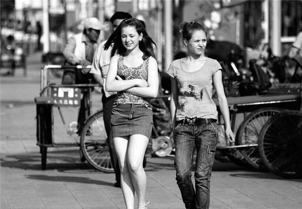 九十年代中国女性老照片: 打扮时髦, 突袭女生宿