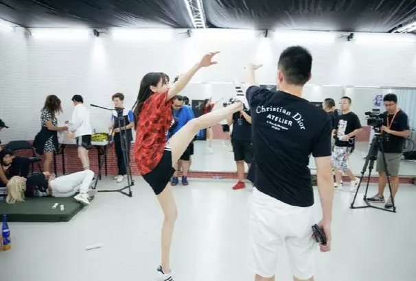 杨颖参加《新舞林大会》，网友吐槽：演技不行又来尬舞了