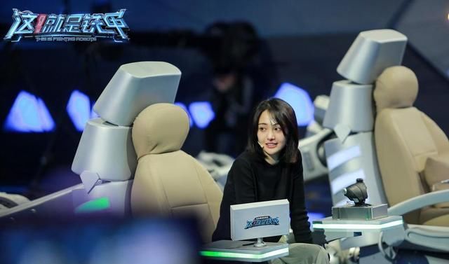 主持人让张一山用一个词形容郑爽,张一山说了