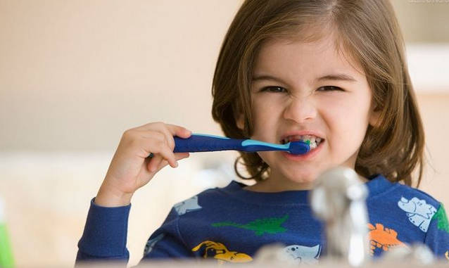 科学刷牙的最佳次数和时间是"三,三,三".