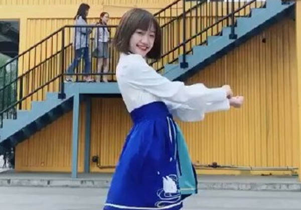 为何相貌平平的代古拉K能成为抖音网红?