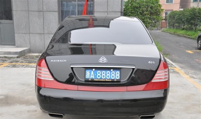 车牌,上街都有很多人拍照留念,何况是千万豪车加上省会88888五连号