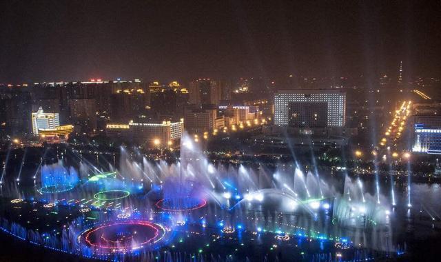 再来看下西安的大雁塔北广场音乐喷泉