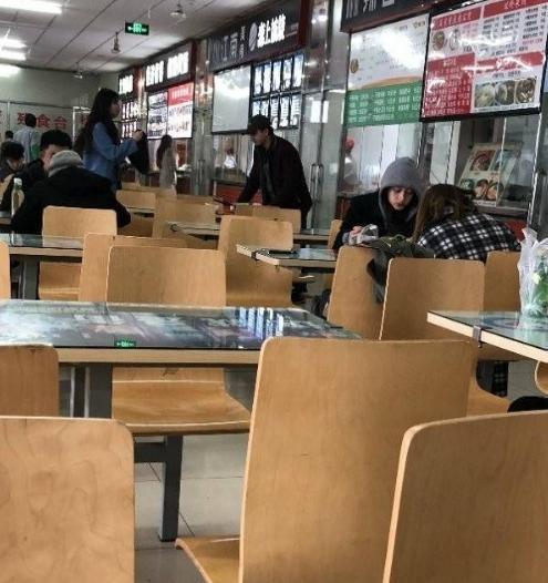关晓彤现身北电食堂被偶遇,网友:本人真的特别瘦