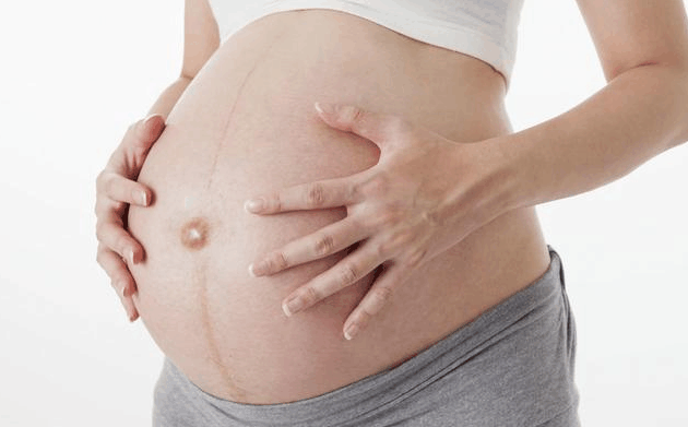 孕妇怀双胞胎5个月,被逼离婚,俩孩子出生后,婆