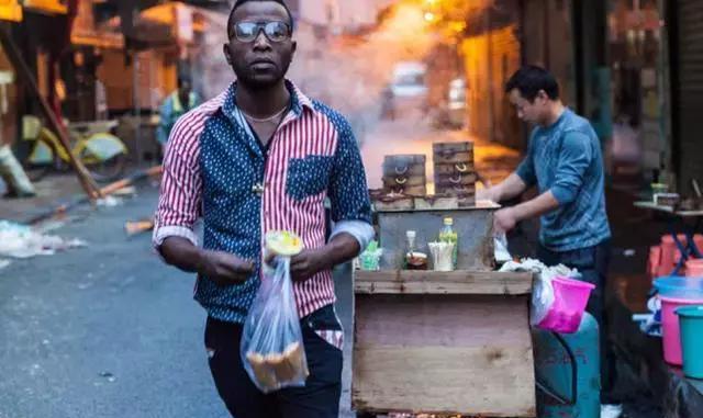 非洲黑人在中国的真实生活, 不仅赚了钱, 还娶了中国姑娘