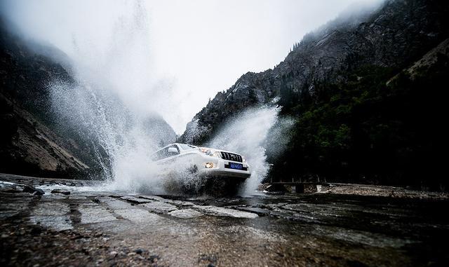 小伙子用自己血汗钱, 38万买辆自己喜欢的豪车, 瞧把他高兴的