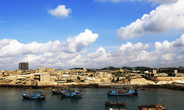 中国东部一个发达城市, 为全国人生产服装,