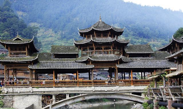 吊脚楼是哪个民族的图片