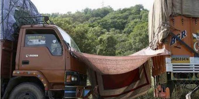 印度的货车司机工资高, 但寂寞无聊, 钱都用来找