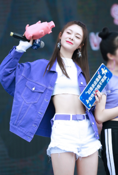 168cm的傅菁还嫌腿不够长?短裤短到露出安全