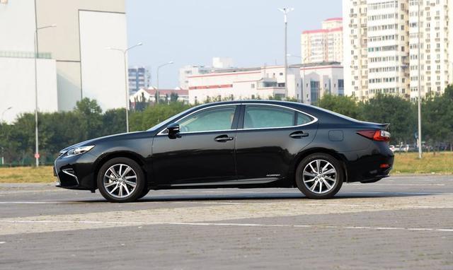 车长近5米, 外观比皇冠典雅, 天籁都没它舒适, 开出去比迈腾有面