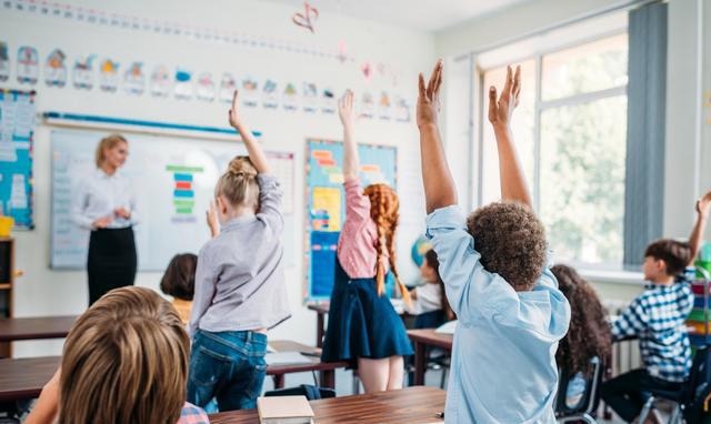 教师工资大揭秘!毕业第一年,扣除五险一金到手