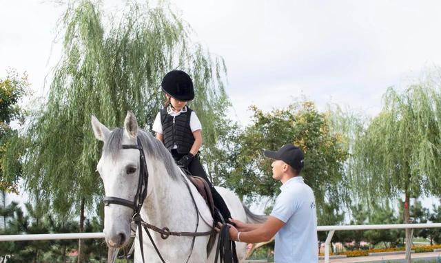 骑马好处这么多,这个冬天就带孩子去学马术!