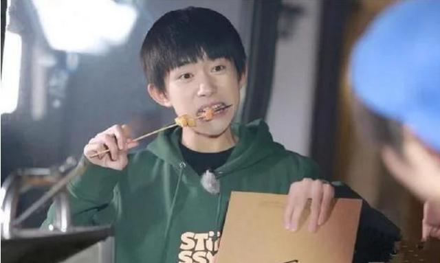 男明星吃烧烤,王源竖起大拇指,易烊千玺咬牙切