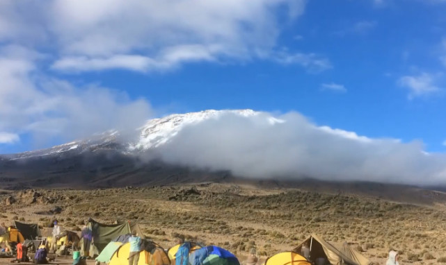 这是赤道上唯一一座雪山？随着全球变暖，冰雪会消失？