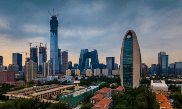 到北京游玩的俄罗斯女孩,感叹:北京真发达,治安