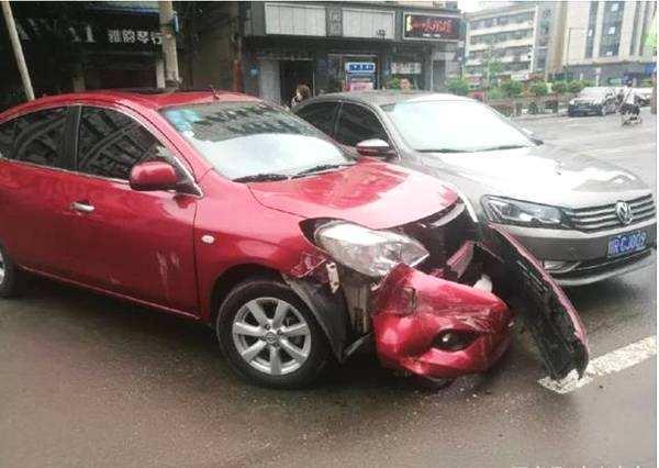 消防车救火路上却遇3辆违停车,故意撞坏后,应