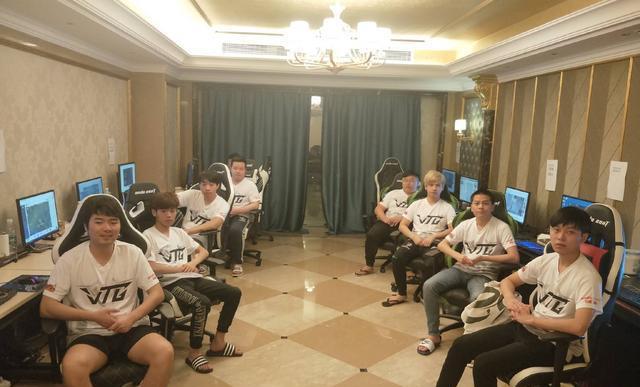 LOL吾单曝光职业选手现状:用游戏撩妹!网友:猥