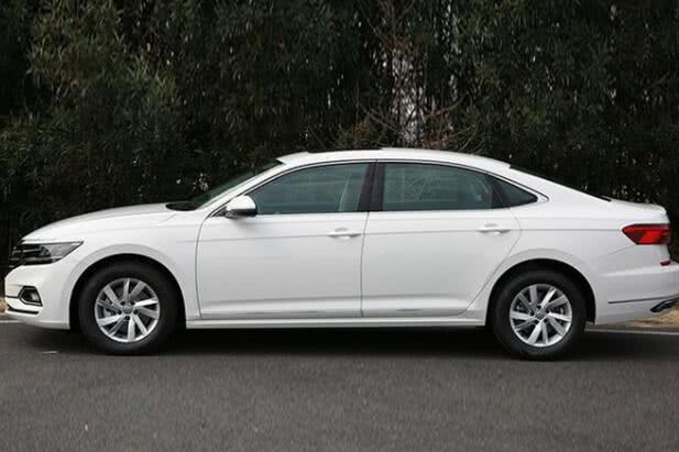 全新帕萨特取消1.8T，尾标绣上了字母，网友：这不是大号朗逸？