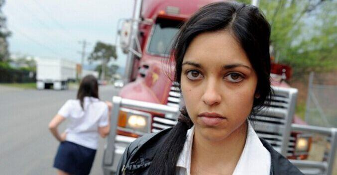 印度的货车司机工资高, 但寂寞无聊, 钱都用来找