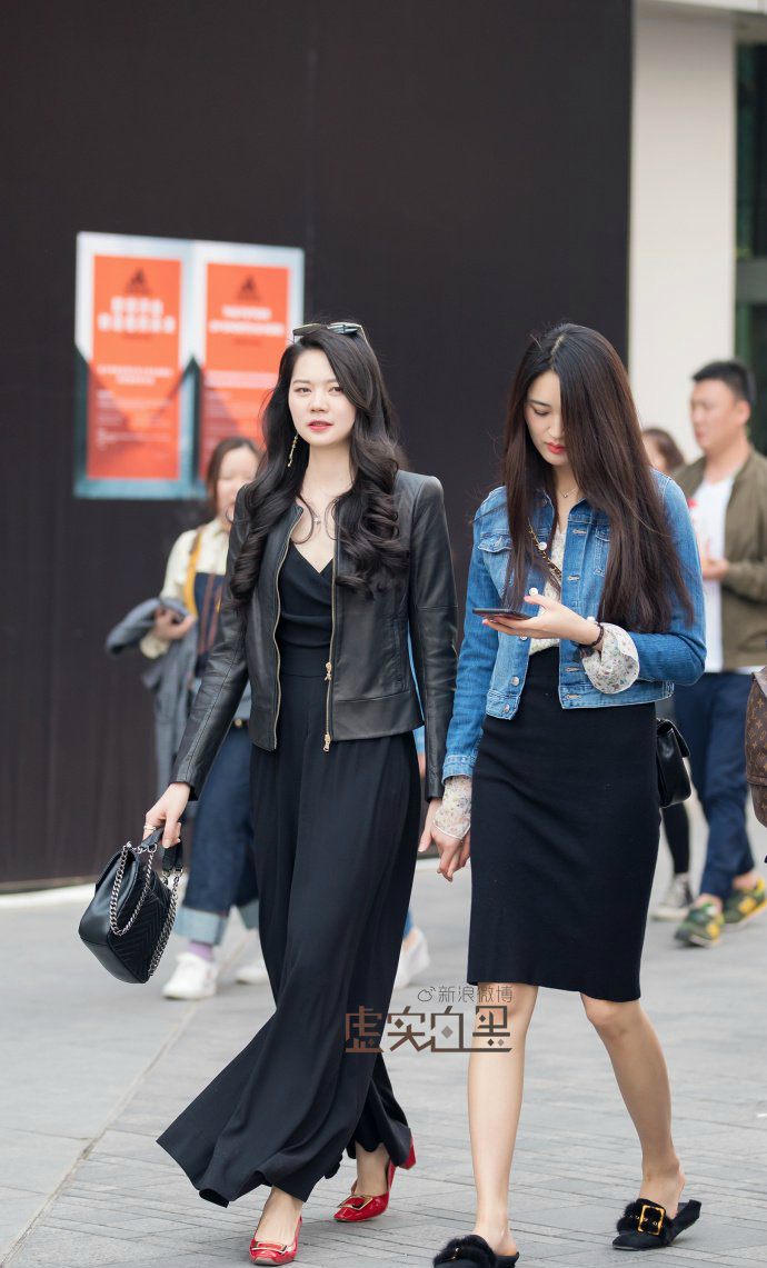 屯街拍,女生一个人逛街的多还是和塑料闺蜜一