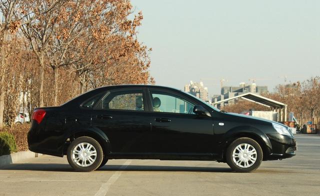 这款别克轿车价格不到7万, 配置很丰富, 油耗是亮点, 很适合家用
