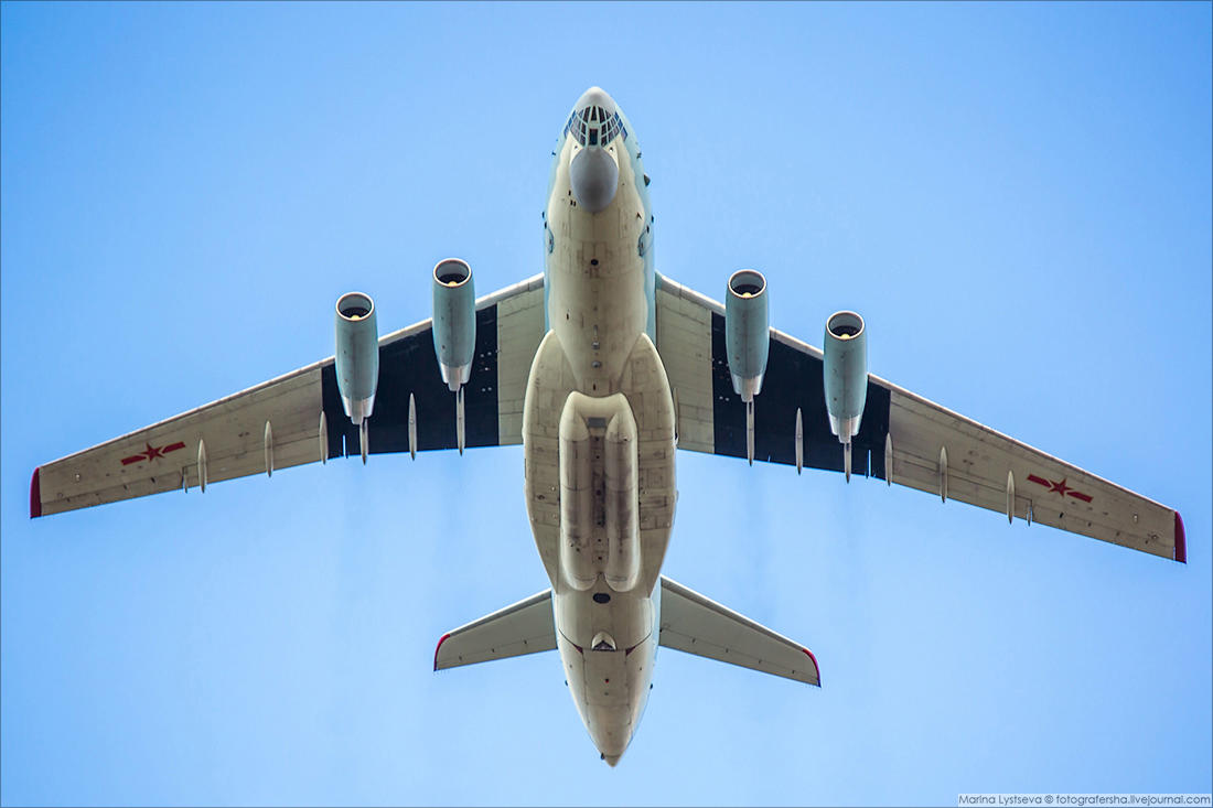 航空飞镖赛运-9穿鸟群着陆!外国摄影师拍的中