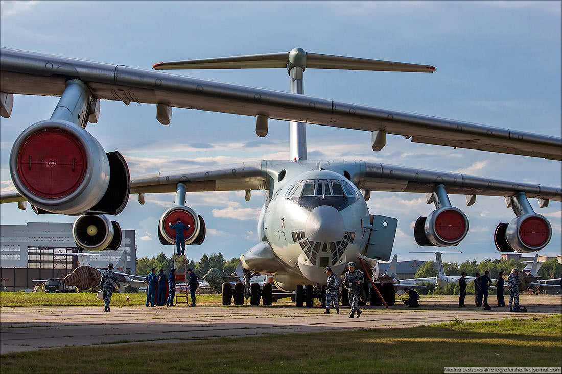 航空飞镖赛运-9穿鸟群着陆!外国摄影师拍的中