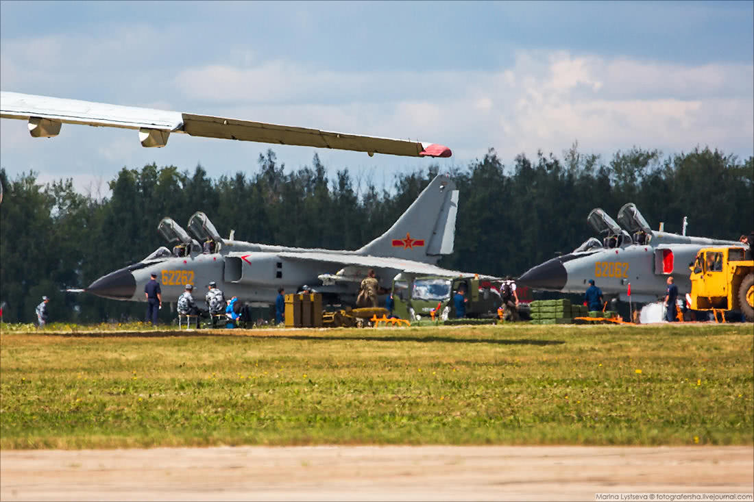 航空飞镖赛运-9“穿”鸟群着陆!外国摄影师拍的中国军机美爆了