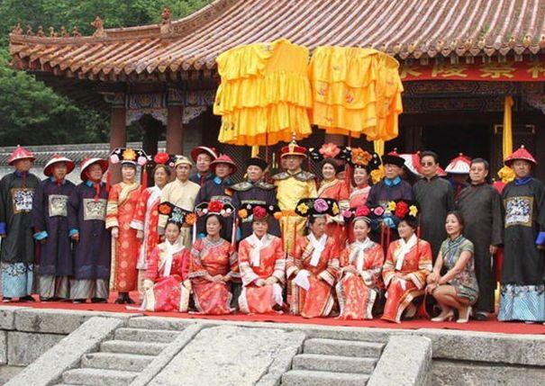 他是乾隆爷的后人，曾穿龙袍，带满族后人祭祖，后来如何？