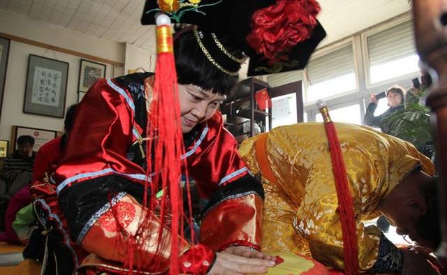 他是乾隆爷的后人，曾穿龙袍，带满族后人祭祖，后来如何？