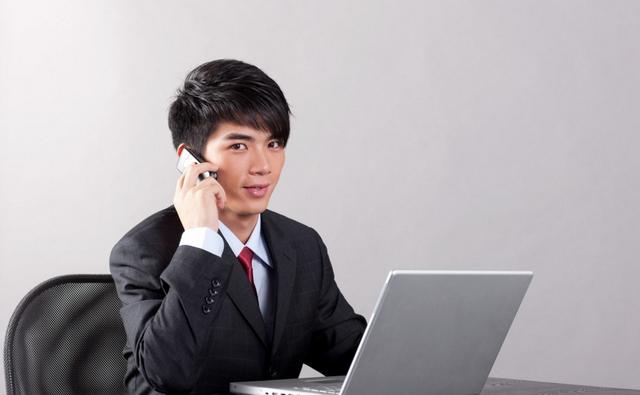 经理让我借8万块钱炒股,说一个月后赚了钱,连