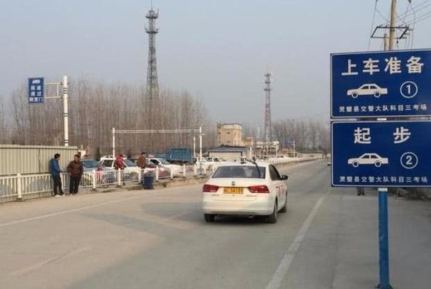 考驾照:科目三直线行驶,只要你记住这几个操作技巧,考试一把过