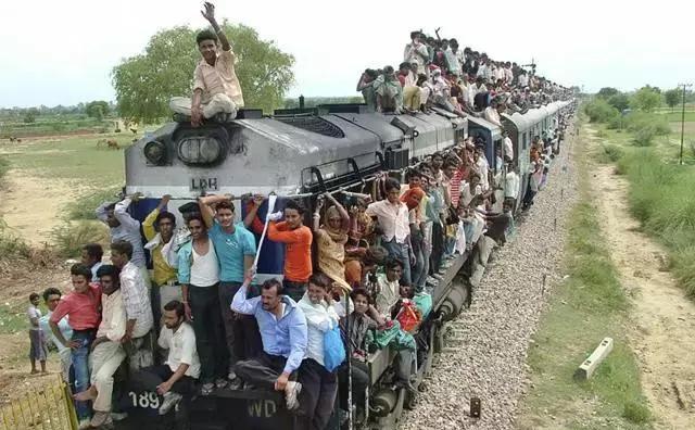 在印度坐火车图中的现象一点都不要觉得惊讶,印度开挂这个民族早就