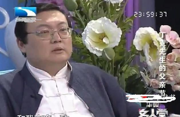 45岁老梁和老婆近照, 曾拍下胸口保证: 绝不生孩子! 这是为何?