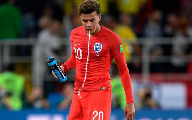 为什么足球运动员赛场上喝水时,边喝边吐?原来