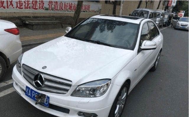 42.8万买的奔驰10万公里, 二手10万卖没人要, 车主气的想砸车