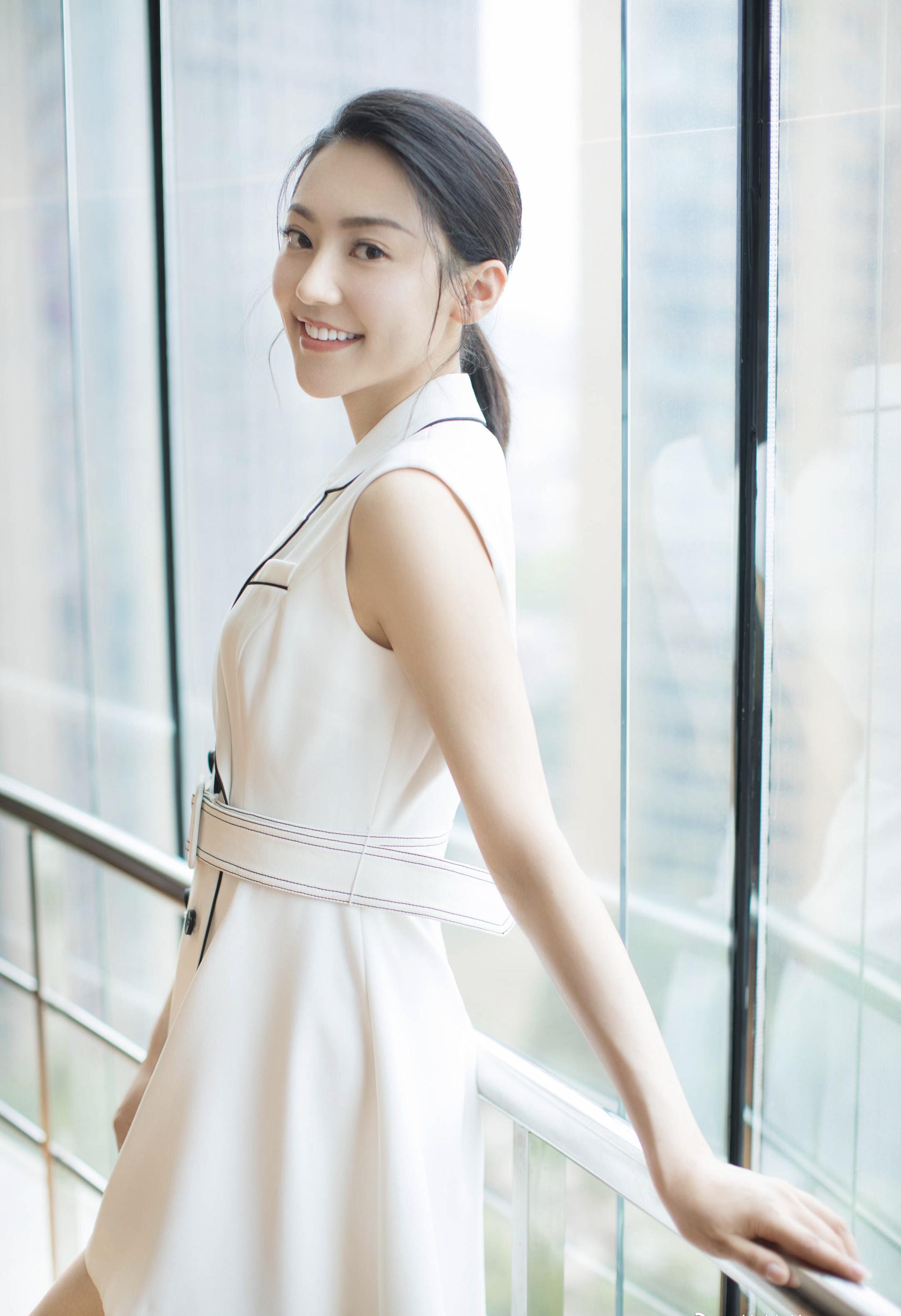 黄梦莹参加婚礼大长腿实力抢镜,原来杨幂五年前就开始捧她了