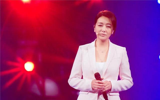 51岁江珊一家三口近照,离婚后成为了董事长,嫁