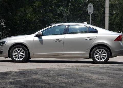 这豪车已经降到了20万，主动刹车+6安全气囊，看啥迈腾凯美瑞