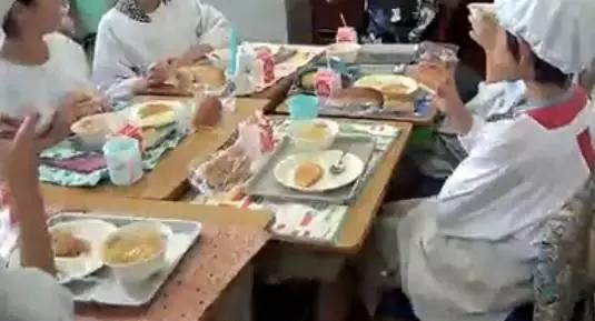 10块钱的日本小学生午餐,竟让世界肃然起敬!居住证有小学上吗图片