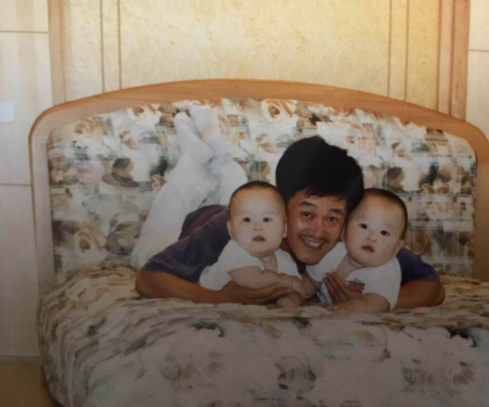 赵本山女儿球球晒童年时与父亲的合照,感恩父亲这些年对她的包容