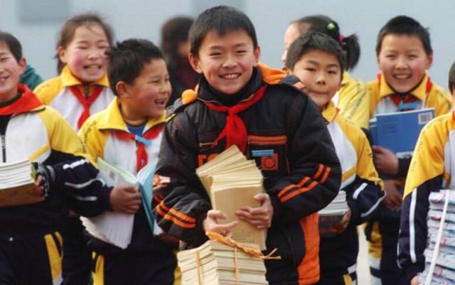 12年义务教育都免费了,然而农村的孩子还是交