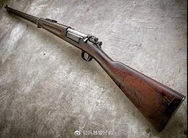 木与铁冲击外国爱好者收藏的11把老枪的细节与光影含背景介绍