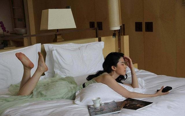 美脚丫娱乐之刘亦菲,卧床翘足的神仙姐姐