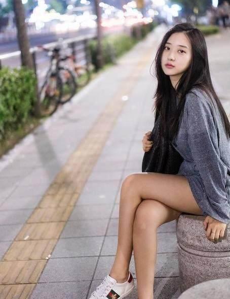 街拍: 丰满身材的辣妈, 穿皮裤, 显贴身紧致