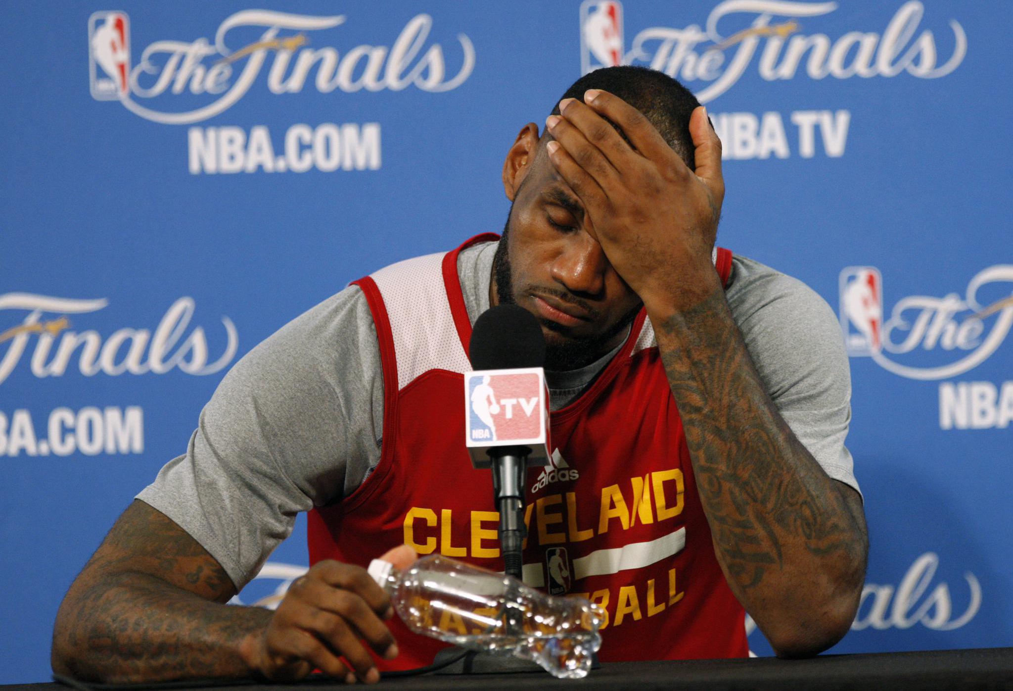 眼睛被戳伤的詹姆斯面临巨大风险 再遭撞击或