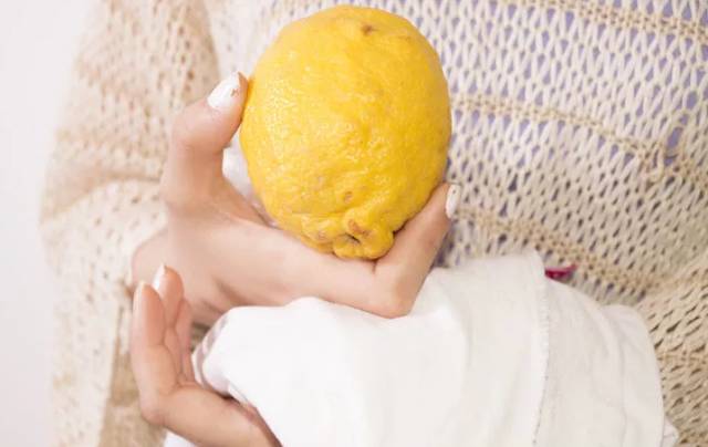 衣橱里的夏天衣服发黄难穿,别怕!这个小妙招搞