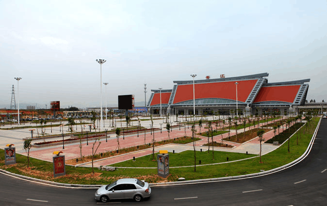 中国东部一个发达城市, 为全国人生产服装,